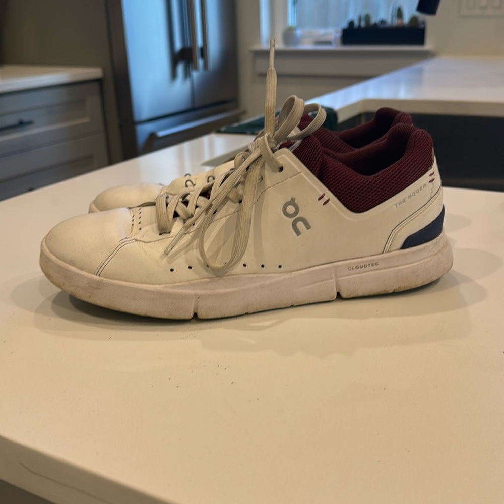 ON Men’s The Roger Advantage white/mulberry Sneakers Size 8.5
